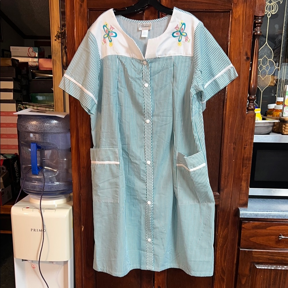 Women’s size 1X easy essentials, green striped housecoat button in front